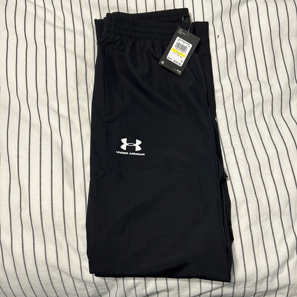 Medium Under Armor Wind Pants - Picture 1 of 2